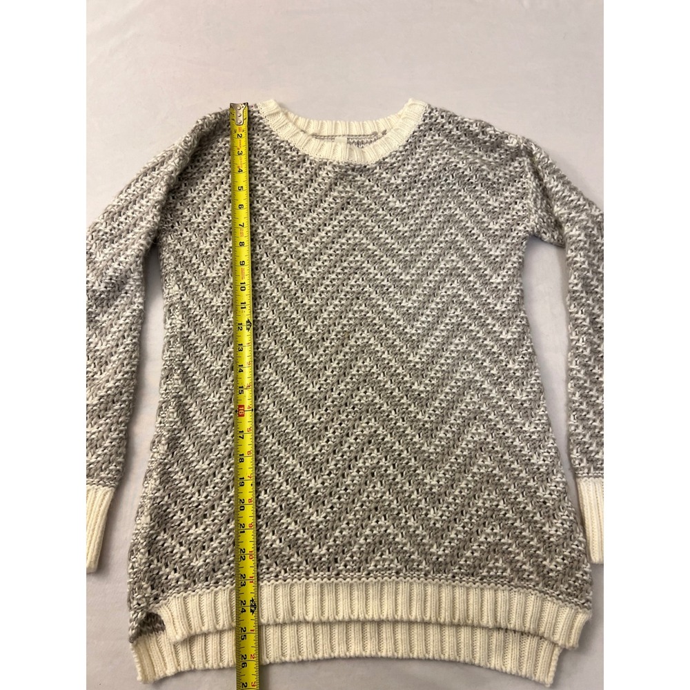 Aeropostale Womens Grey Cream Chevron Knit Crewneck Sweater Size Small High-Low - Picture 6 of 8